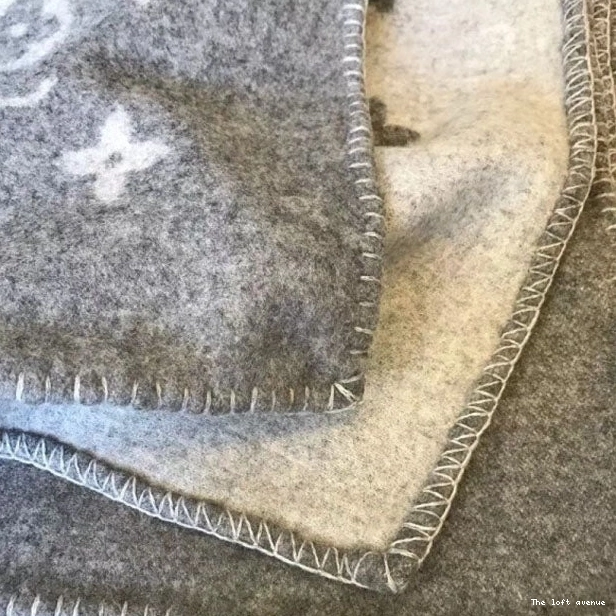 THROW CUSTOM GREY LV BLANKET 0818